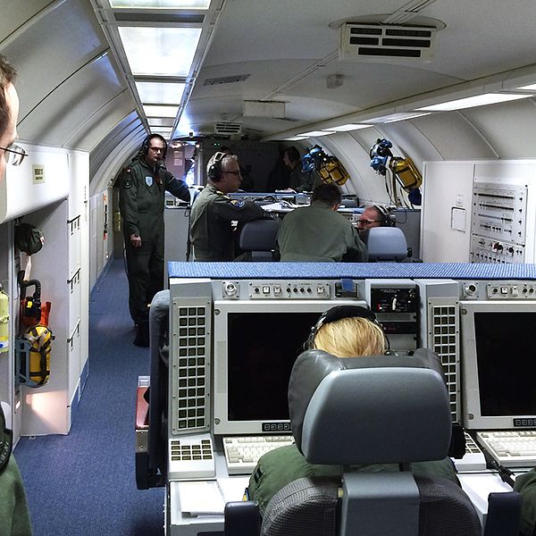 Män arbetar i stridsutrymmet i ett AWAC-flygplan.