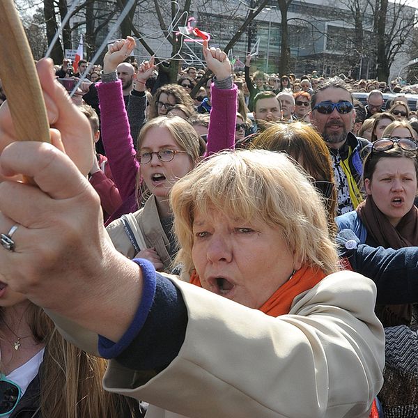 Demonstranter hade tagit med sig ståltrådsgalgar, ett ”instrument” som används vid illegala aborter.