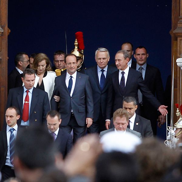 Jean-Marc Ayrault bakom François Hollande vid presidentinstallationen. Foto Scanpix.