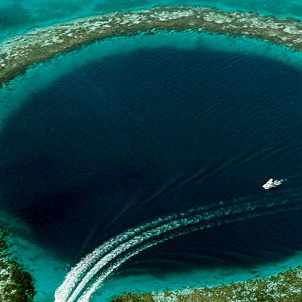 Det stora blå hålet i Belize barriärrev.