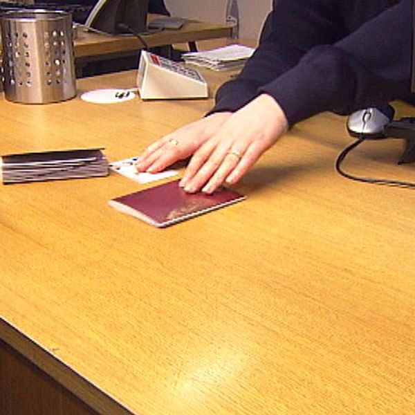 Lång väntan på pass. Polisen håller lördagsöppet.