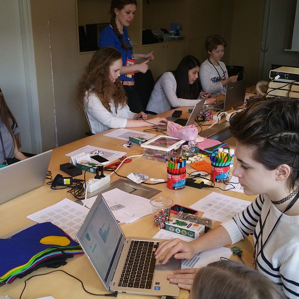 400 unga tjejer är på plats för att lära sig grunderna i att programmera. Under en dag får tjejerna skapa sin egen virtuella värld, programmera robotar, producera musik, designa spel och mycket annat. Dagen avslutas med en konsert av Robyn.