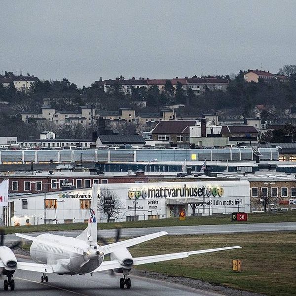 Flygplan på bana på Bromma.