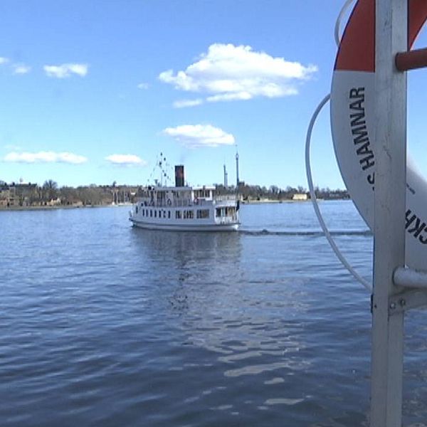 Sightseeingbåt avgår från Strömkajen.