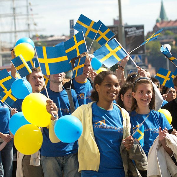 Svenskar i parad på nationaldagen