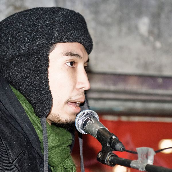 Yasri Khan vid en manifestation på Sergels torg i Stockholm 2010.