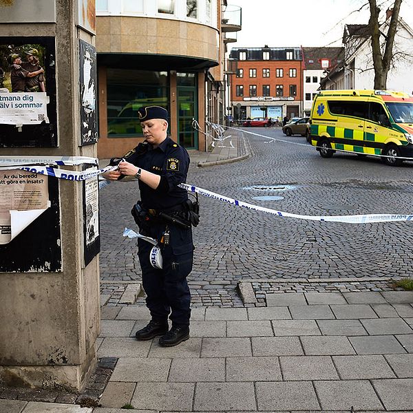 En kvinna i 40-årsåldern blev attackerad av en knivbeväpnad man i ett parkeringshus i centrala Lund. Kvinnan avled senare på sjukhus av sina skador.