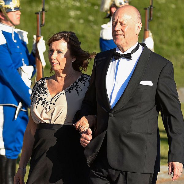 Prinsessan Sofias föräldrar Marie och Erik Hellqvist, här på väg till förfesten inför prinsparets bröllop.