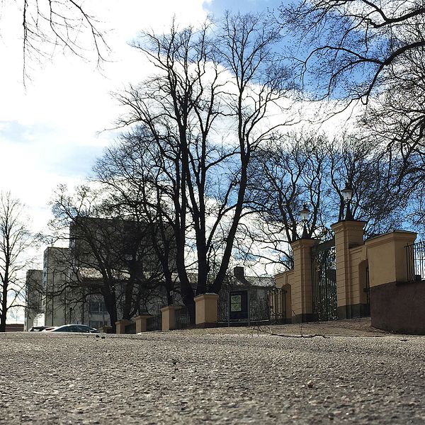 parkering med träd och slottets staket