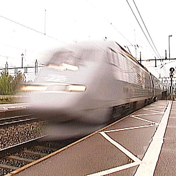X2000-tåg passerar vid Laxå station