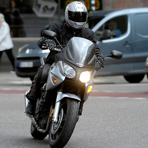 Motorcyklister och mopedister kan börja tvingas betala p-avgift. Idag hölls demonstrationer i Stockholm.