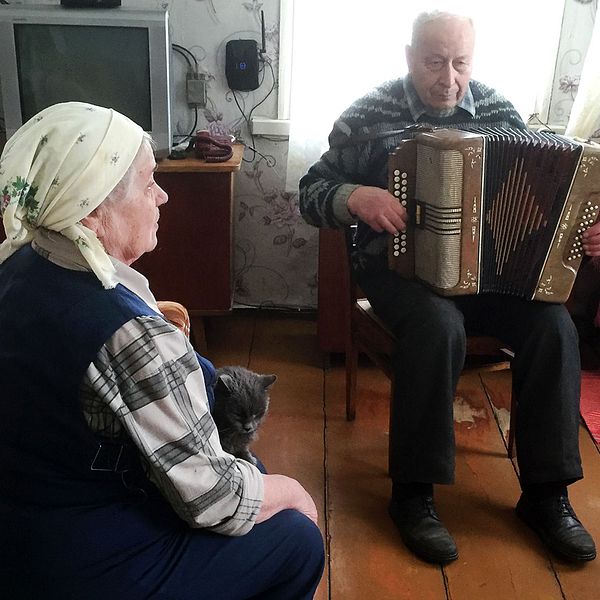 Sofia och Nikolaj Klyntjinski i sitt hem utanför Tjernobyl.