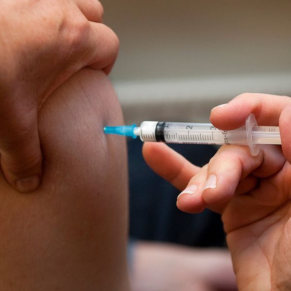 Folkhälsomyndigheten har tecknat avtal med två vaccintillverkare för att säkerställa att Sverige har tillgång till vaccin under en eventuell pandemi.