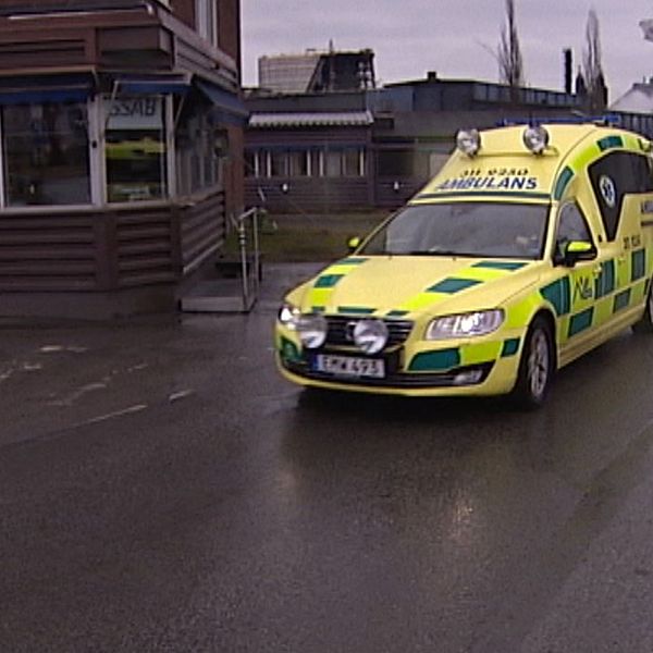 Ambulans lämnar SSAB i Luleå