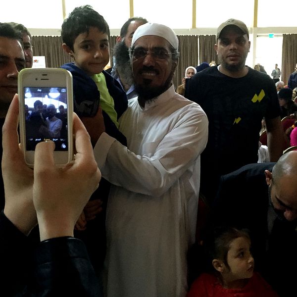 Imamen Salman al-Ouda fotograferas med publik på Amiralen i Malmö.