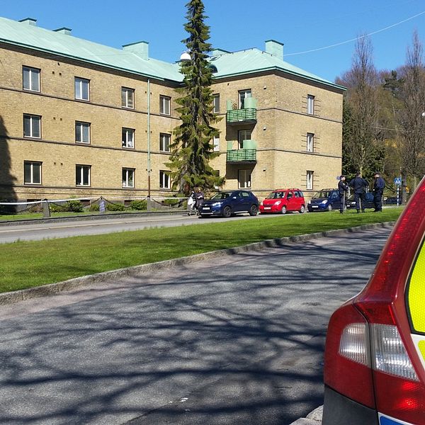 Poliser har spärrat av kring en fastighet på Högsbogatan.