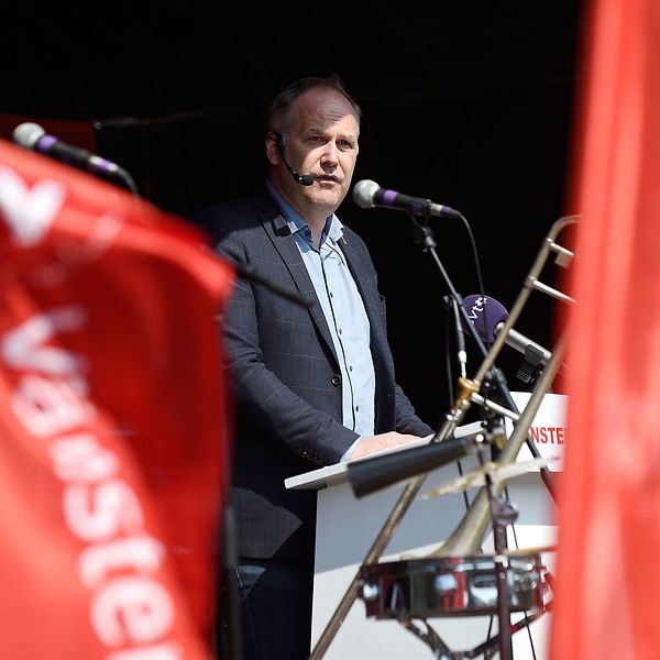 Partiledare Jonas Sjöstedt i täten på Vänsterpartiets demonstrationståg i Malmö på söndagen den 1:a maj 2016