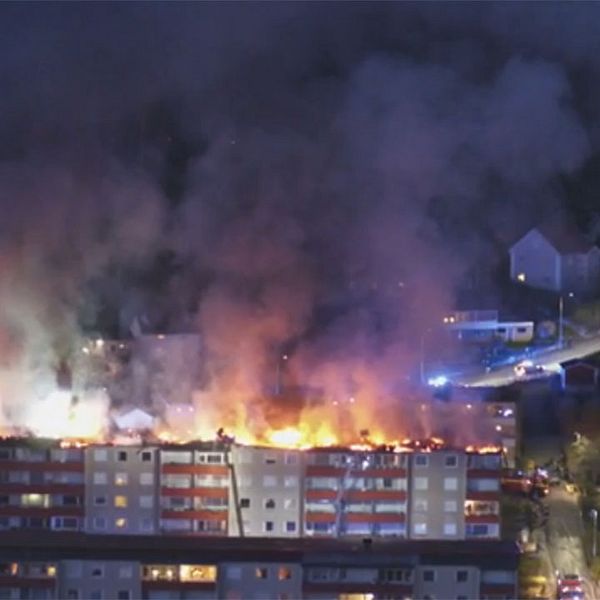Minst fyra personer har skadats i Huskvarnabranden.