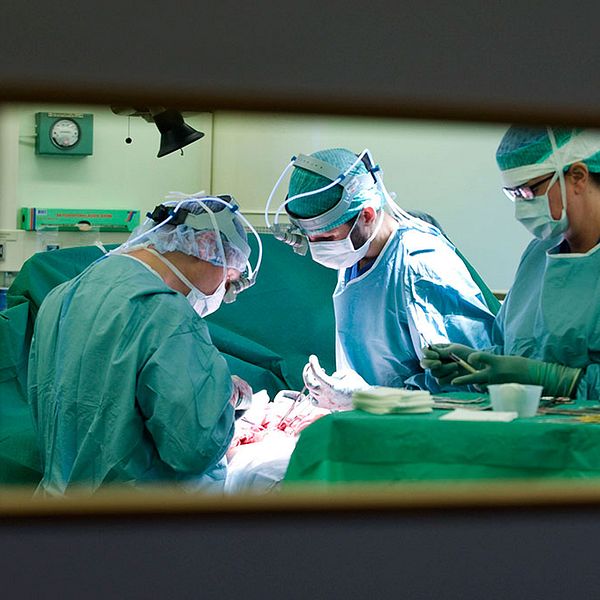 Kirurger som opererar.