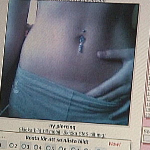 I fem av fallen har flickorna klätt av sig framför webbkameran.