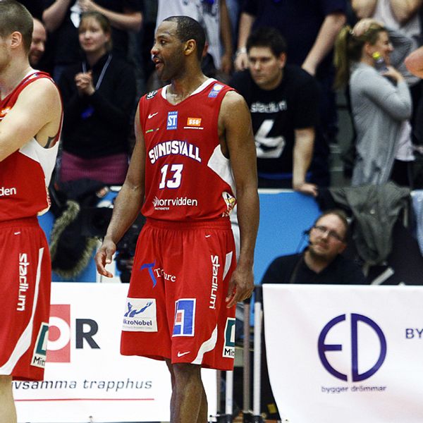 Sundsvall Dragons basketspelare under match.