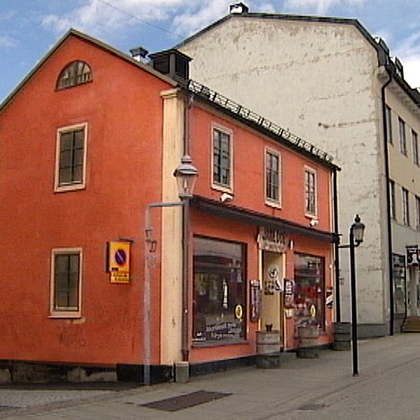 Nu höjs röster mot en rivning av det lilla orangea huset på Mårtens torg i Östersund.