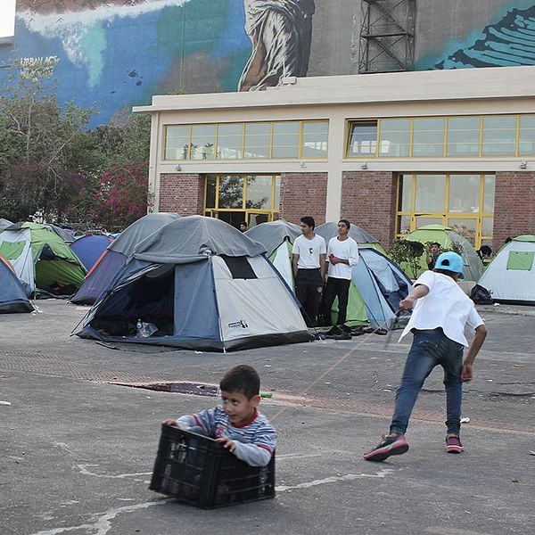 Två barn leker i ett läger för flyktingar i hamnstaden Piraeus utanför Aten.