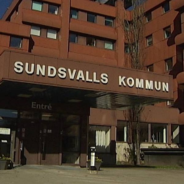 Bild på entrén vid Sundsvalls kommunhus.