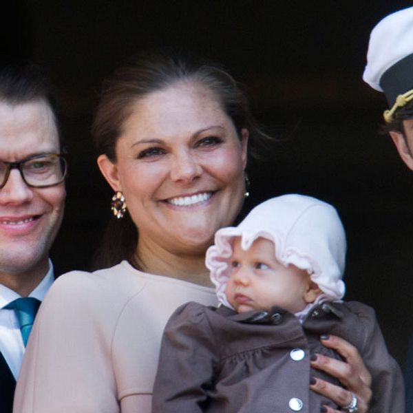 Prinsessan Estelle, hennes föräldrar och blivande fadder Carl Philip.