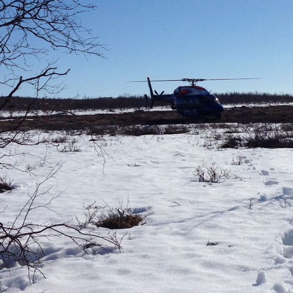 polishelikopter i räddningsaktion på fjäll vårvinter