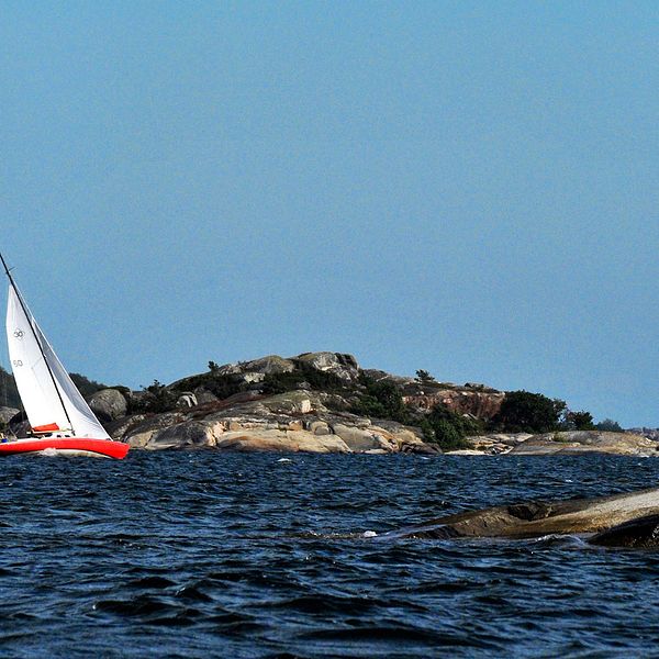 Segelbåt i hårt väder.