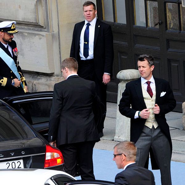 Kronprins Haakon av Norge och kronprins Frederik av Danmark anländer till Slottskyrkan