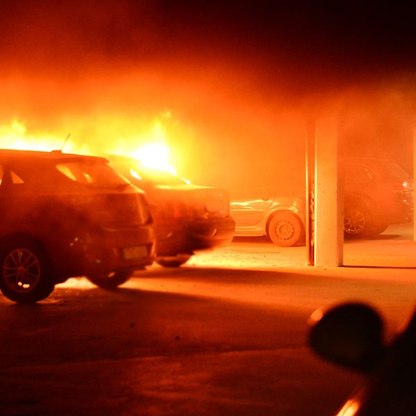 De två fordonen brann inne i ett garage i Klockaretorpet, i Norrköping.