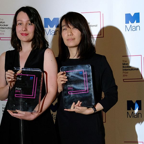 Översättaren Deborah Smith och författaren Han Kang tilldelades 2016 års Man Booker-pris.