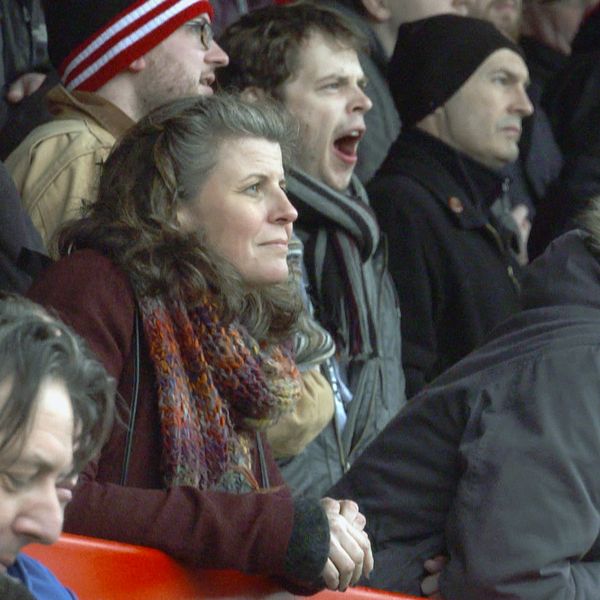 Kristina Hedberg på ståplats bland FC United of Manchesters supportrar.