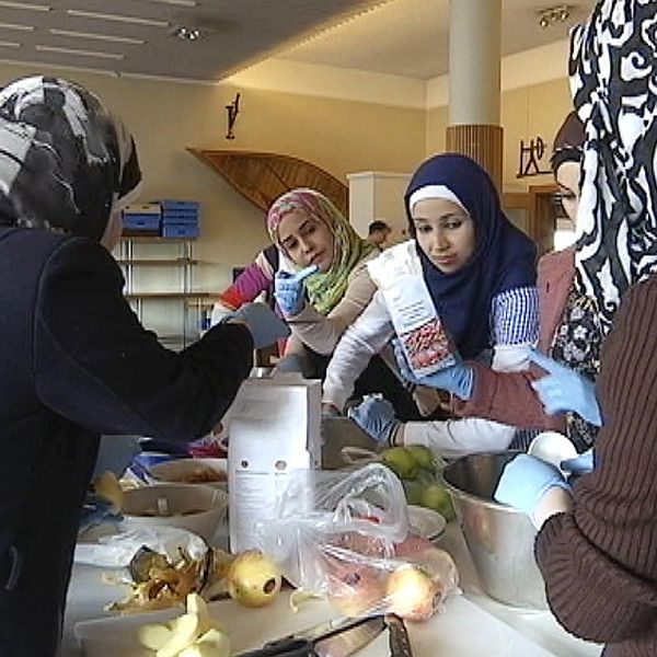 Kvinnor som bakar tillsammans på asylboendet Continental Inn i Åre
