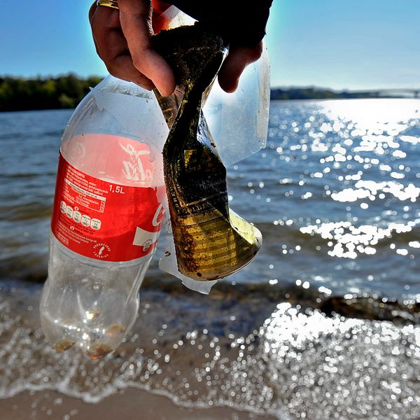 Nu meddelar Coca-cola att man drar sig ur som sponsor vilket lämnar ett stort hål i budgeten.