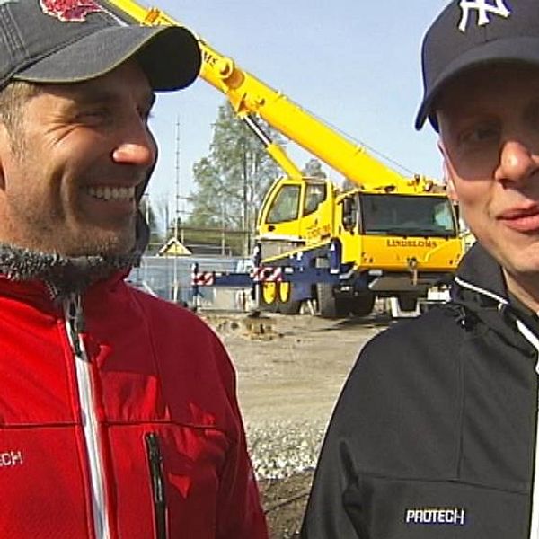 Henrik Hammarstedt och Joakim Gräns är första pilotfamiljen som får sitt hus på plats vid Sidsjön i Sundsvall.