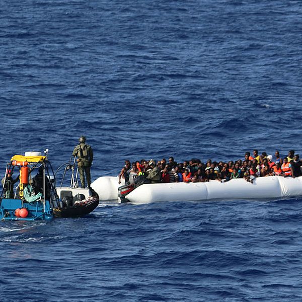 Migranter räddas utanför Libyens kust. Arkivbild.