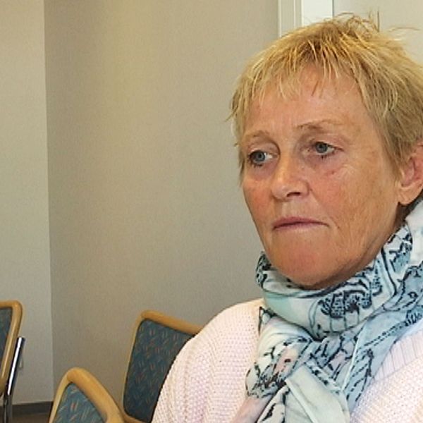Margareta Borg, chef för barn- och utbildningsförvaltningen i Örebro kommun, sitter vid ett konferensbord.