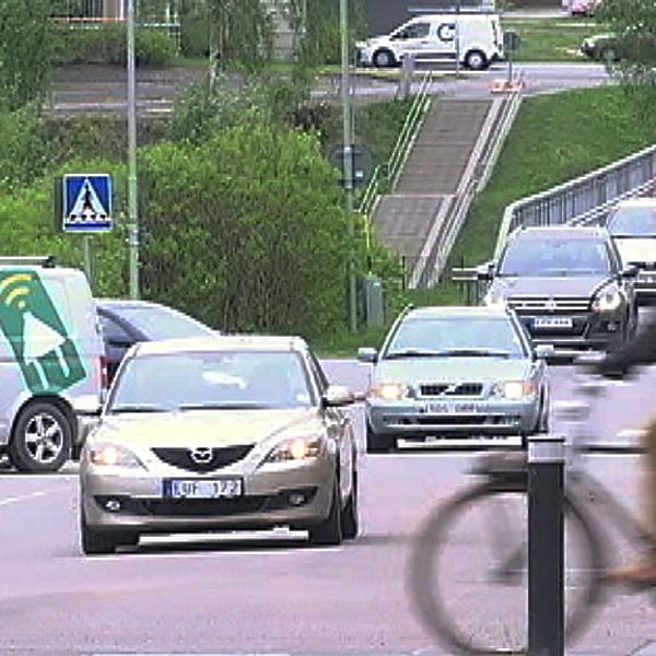 bilar och cyklist i centrala Skellefteå