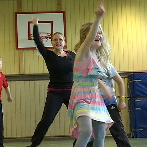 Årskurs två på Järvedskolan har lektion med danspedagog Annika Högberg.