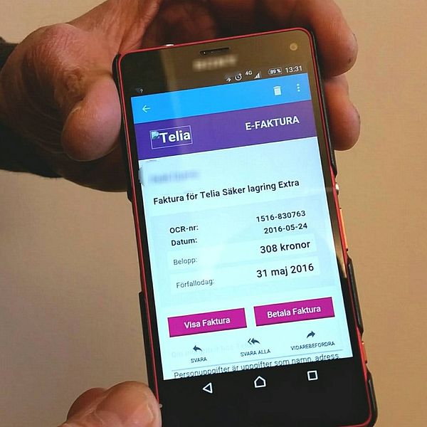 Mobil som visar ett bluffmail med faktura från Telia.