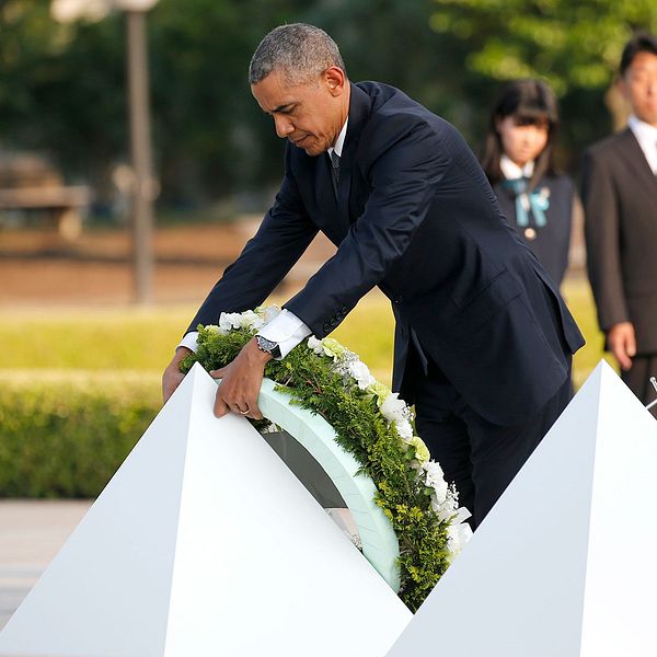 USA:s president Barack Obama lägger en krans vid monumentet i Hiroshima för att hedra de hundratusentals människor som föll offer för den amerikanska atombomben 1945.