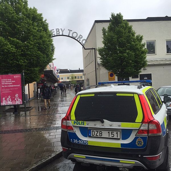 polisbil vid Rinkeby torg.