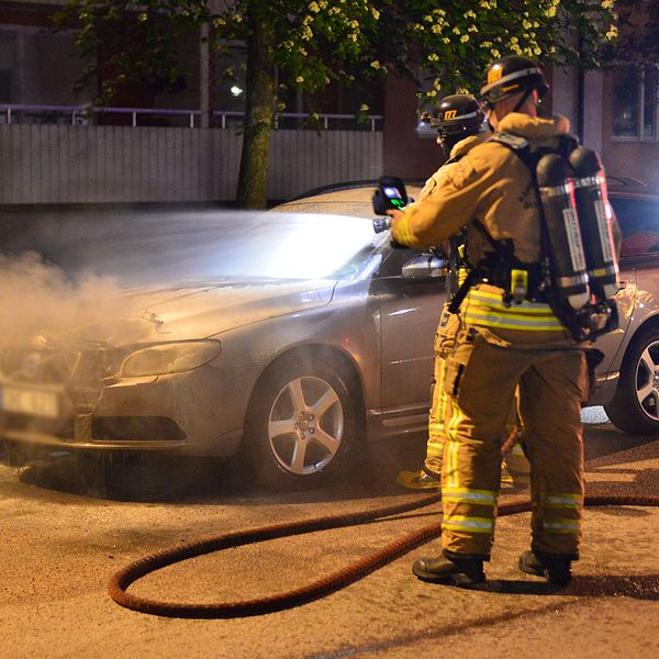 Den civila polisbilen sattes i brand i stadsdelen Hageby under natten efter att den parkerats i närheten av den adress där polisen inlett en husrannsakan tidigare på fredagskvällen.