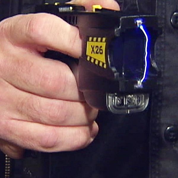 Efter flera år av påtryckningar ska svensk polis nu utrustas med elpistol.