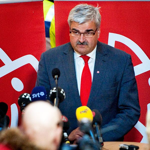 Socialdemokraternas partiledare Håkan Juholt meddelar sin avgång i hemstaden Oskarshamn den 21 januari, detta efter att stormarna kring honom avlöst varandra sedan han tillträdde den 25 mars 2011.