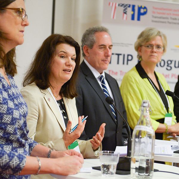 Från vänster EU-kommissionären Cecilia Malmström, EU- och handelsminister Ann Linde, USA:s handelsminister Michael Froman, Svenskt Näringslivs vd Carola Lemne och LO-basen Karl-Petter Thorwaldsson, under en pressträff i samband med ett seminarium i LO-huset om handelsavtalet TTIP, mellan EU och USA.