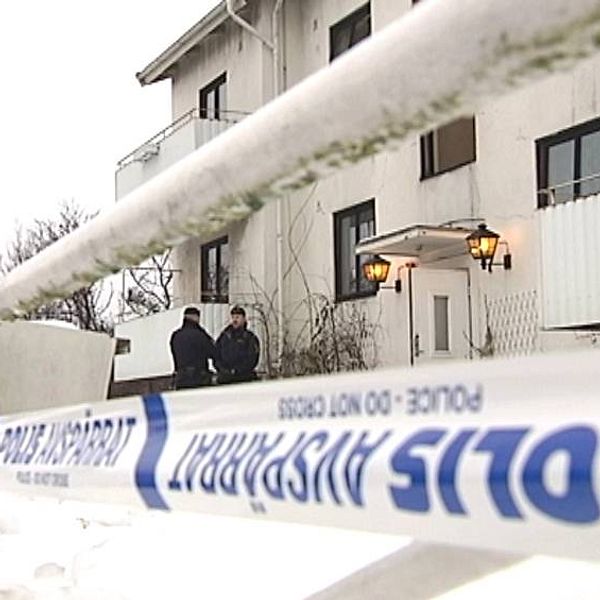Polis står innanför avspärrningarna av HVB-hemmet i Mölndal.
